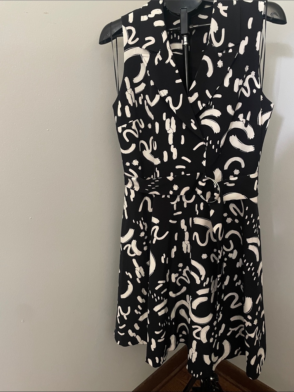 T Tahari Black and Cream Abstract lined Mini dress